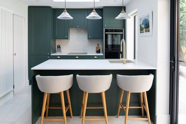 Kitchen peninsula to represent kitchen design mistakes